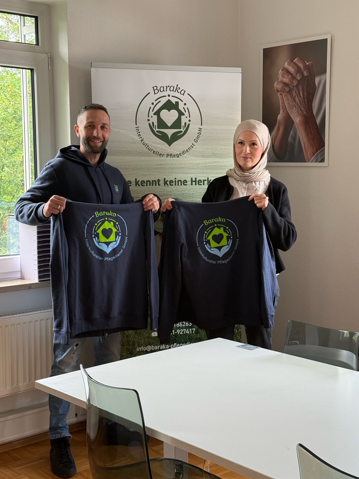 Patrick und Meliha präsentieren die neuen Baraka-Teamshirts