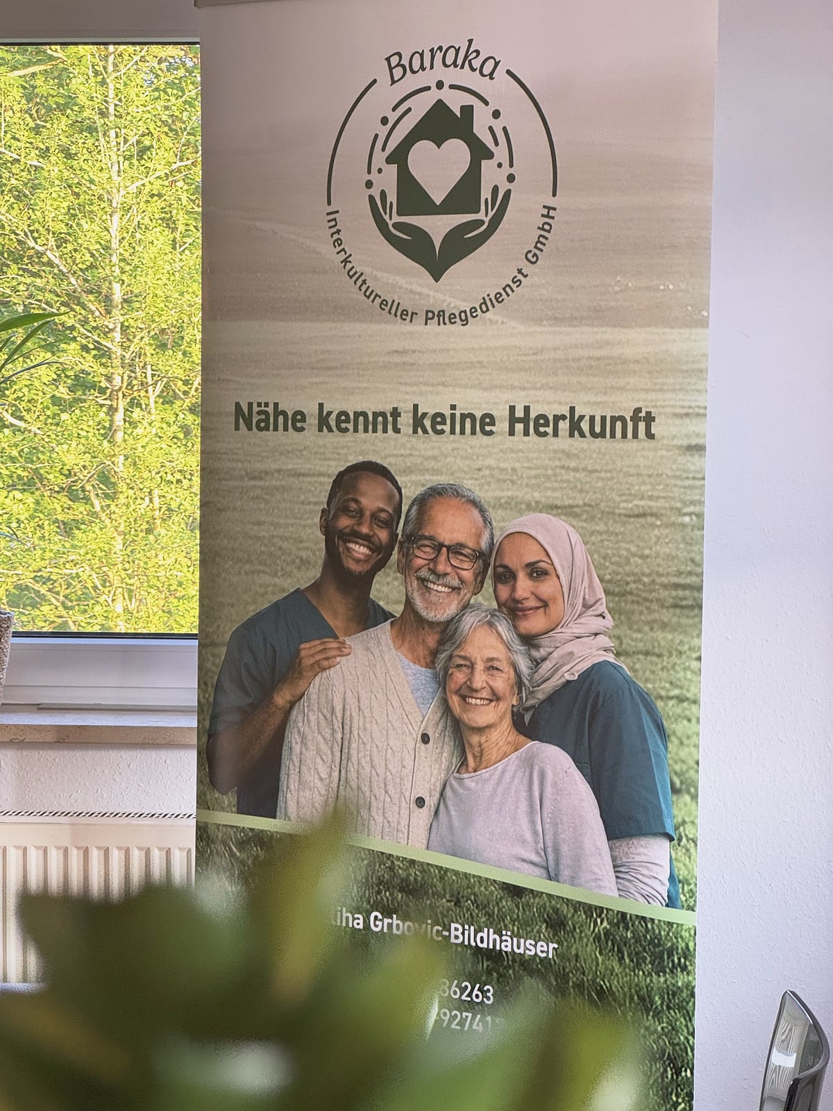 Baraka-Roll-up mit Slogan „Nähe kennt keine Herkunft