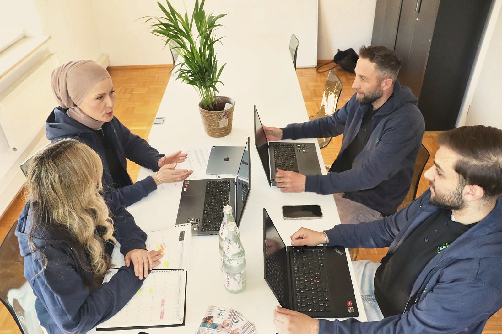 Baraka-Team bei einer Pflegeberatung im Büro